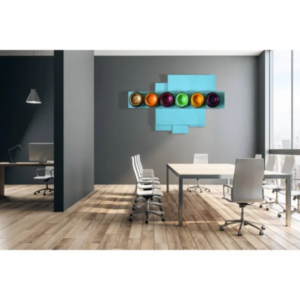 Mobilier avec un tableau abstrait.