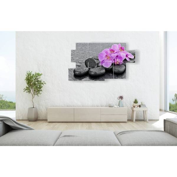 images avec des fleurs d'orchidées violettes couchées dans les pierres