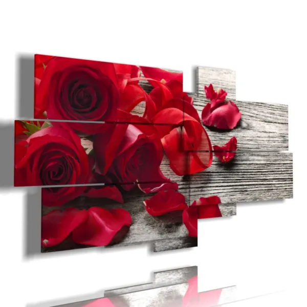 quadri di rose rosse e petali distesi