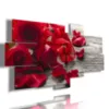 cuadros de rosas rojas y pétalos esparcidos
