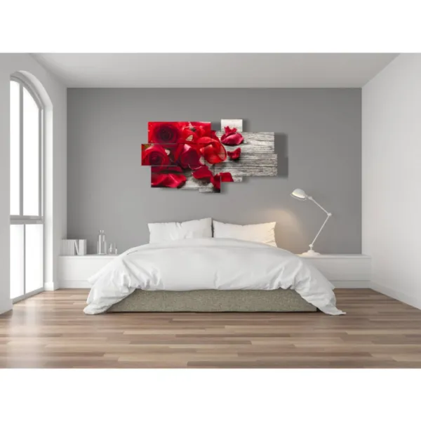 Romantische Gemälde von roten Rosen und Blütenblättern