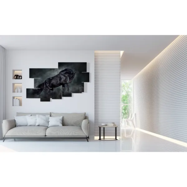 Schwarzpferd im Haus drucken