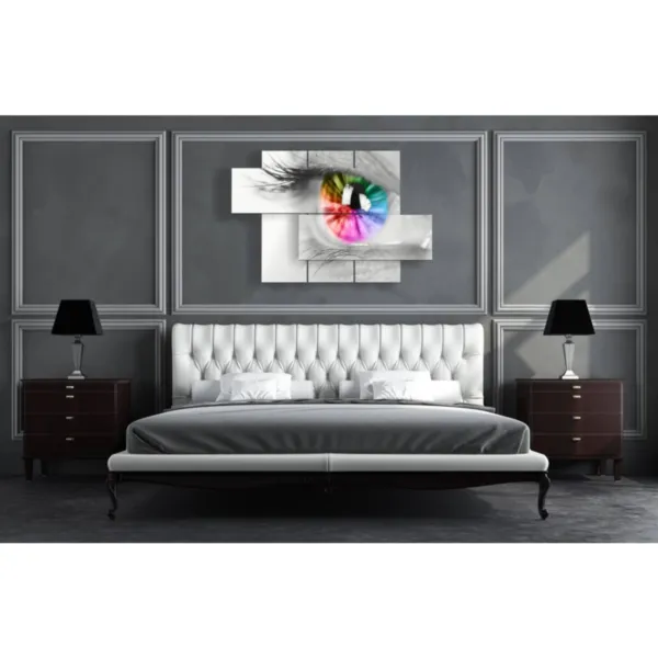 Tableaux avec des figures féminines en noir et blanc.