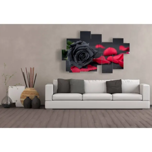 Leinwand mit schwarzen Rosen und roten Blütenblättern