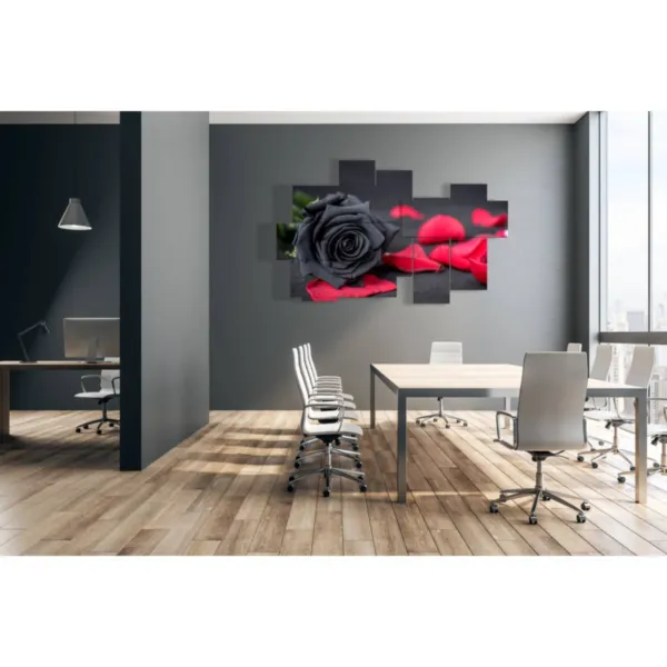 Dekorative Drucke mit schwarzen und roten Rosen