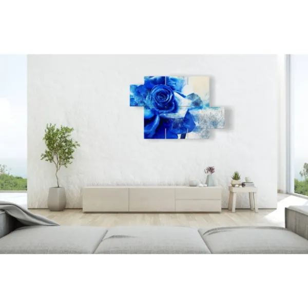 Diseño de interiores con cuadro de rosas azules.