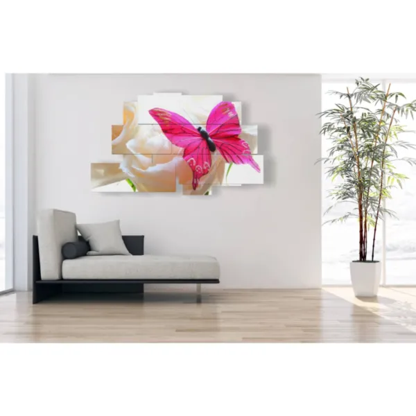 Tableaux avec des fleurs et des papillons pour le salon.