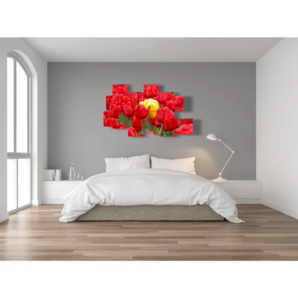 Poster roter Tulpen, die die Gelben umarmen.