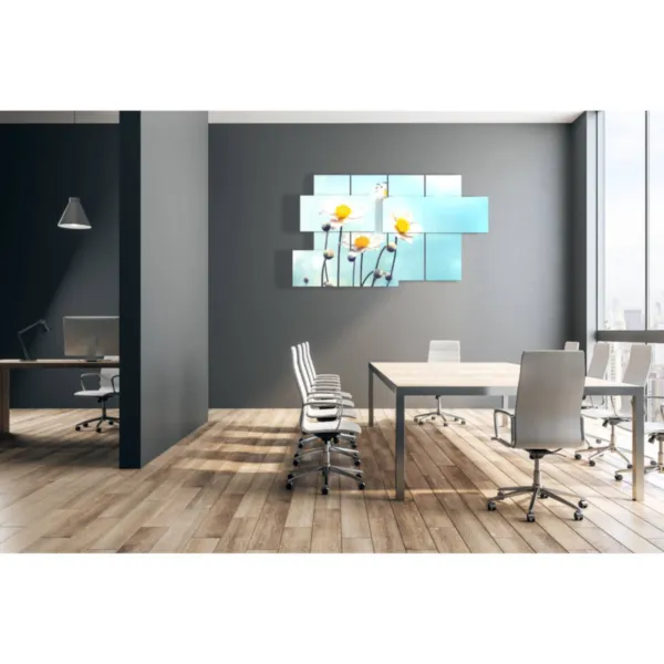 Design intérieur avec des tableaux représentant des papillons.