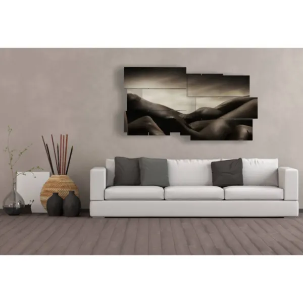 Decoración con cuadro de una mujer desnuda.