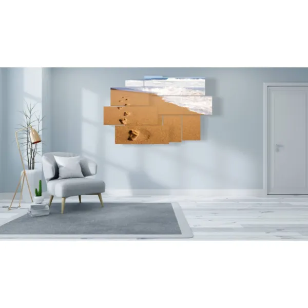 Tableaux avec empreintes de sable dans la salle