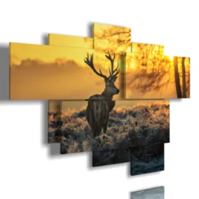 Cuadros de animales en la montaña en la magia del atardecer.