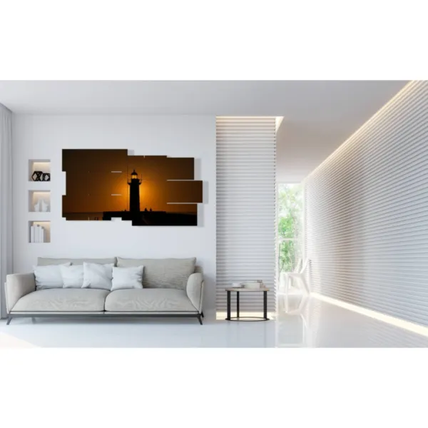 Decoración con cuadro de mar y faro.