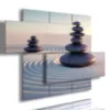 cuadro de arena en movimiento con piedras zen