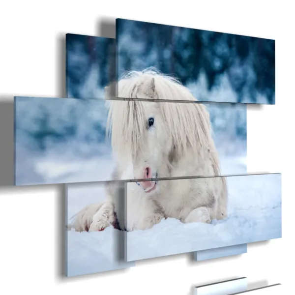 Cuadro de un caballo blanco extendido en la nieve.